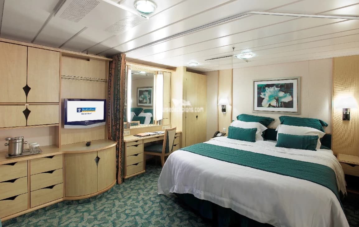 Spacious Promenade View interior-[1Q]